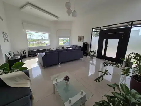 Casa 6 ambientes con 4 baños