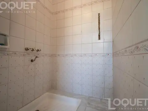 Casa 8 ambientes con 4 baños