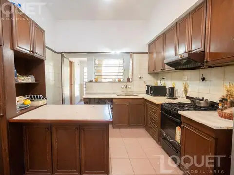 Casa 8 ambientes con 4 baños