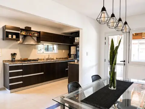 Casa 5 ambientes con 2 baños