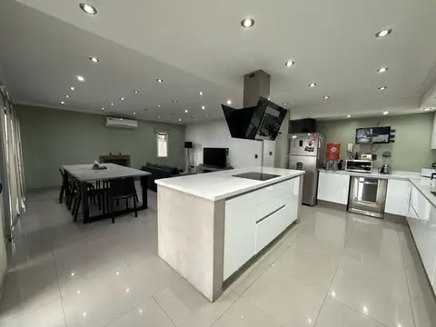 VENTA  VIVIENDA DE CATEGORÍA + IMPORORTANTE GALPÓN