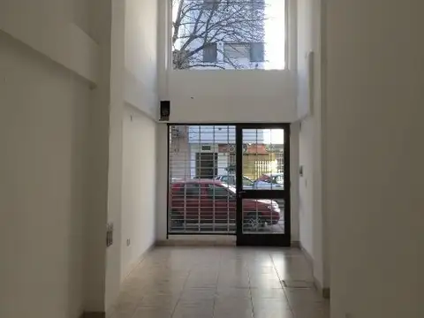 Local Zona Pza Italia c/CORTINA METÁLICA c/MOTOR y 2 BAÑOS