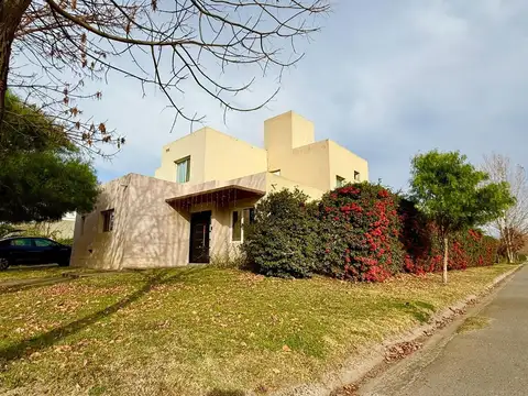 B° Pueblo del Sol, Figueroa Urmenio del Carmen 3400