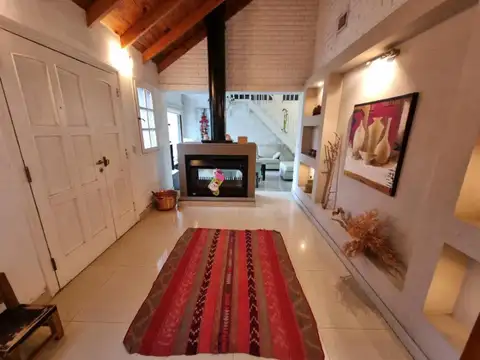 Casa 5 ambientes con 4 baños
