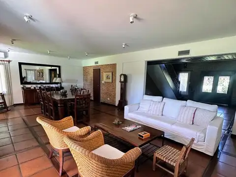 Casa en Venta con 8 cocheras