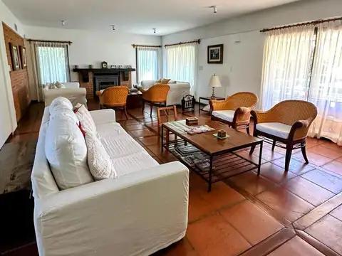 Casa 8 ambientes con 5 baños
