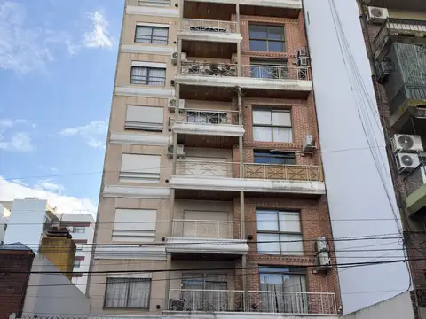 Departamento 3 ambientes con cochera cubierta, balcón y amplia terraza propia