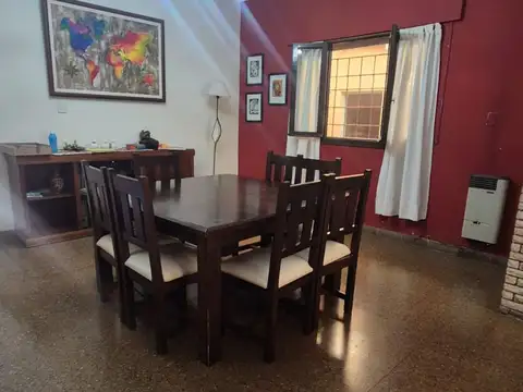 Casa 6 ambientes con 2 baños