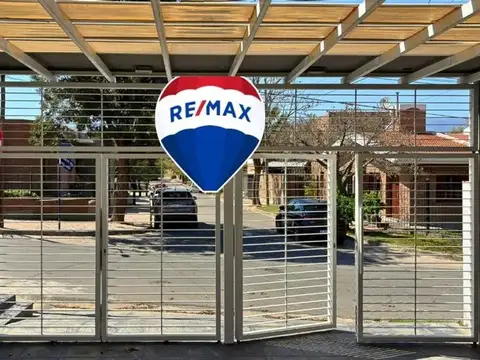 SE ALQUILA CASA CON PILETA - 3 DORMITORIOS