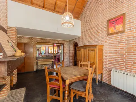 Casa 4 ambientes con 2 baños