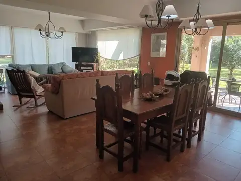 Casa 5 ambientes con 3 baños