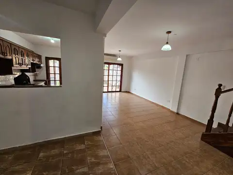 Casa 5 ambientes con 2 baños