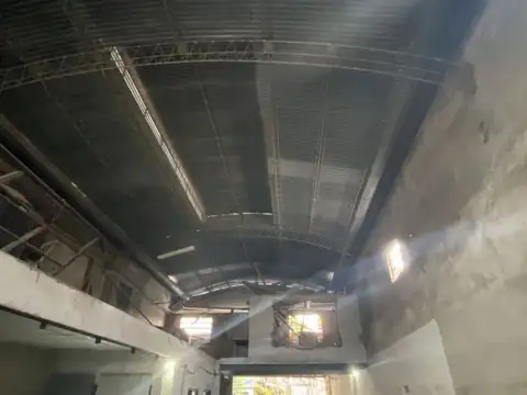 Venta Galpón con casa al frente