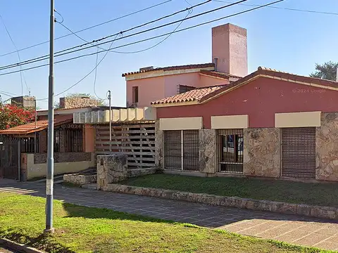 Casa 11 ambientes con 4 baños