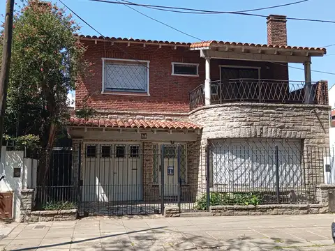 Chalet 5 amb. A metros de Gob Ugarte. C  patio. Lote  10 x 17,52mts.