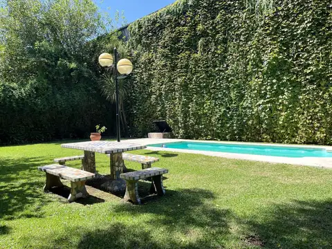 Casa en Venta con 2 cocheras