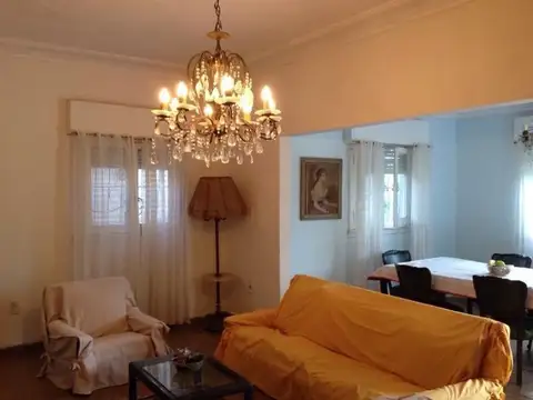 Casa quinta amoblada, con 30 mts de frente por 50 mts de fondo, parque, piscina y quincho