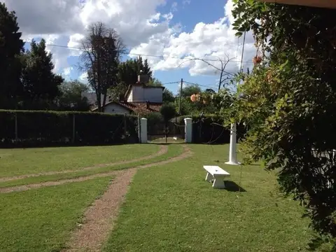 Casa quinta amoblada, con 30 mts de frente por 50 mts de fondo, parque, piscina y quincho