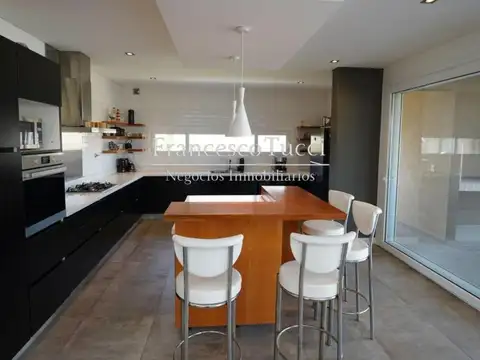 Casa 4 ambientes con 4 baños