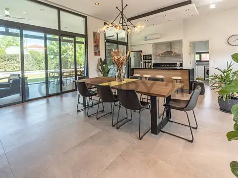 Casa en Venta con 2 cocheras