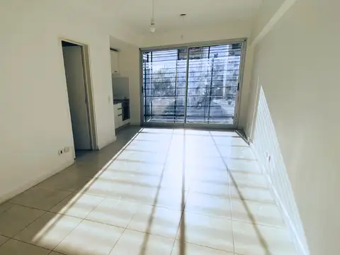 2 Amb en Semipiso Muy Luminoso con Balcón Al Frente, Cochera Cubierta, Amenities
