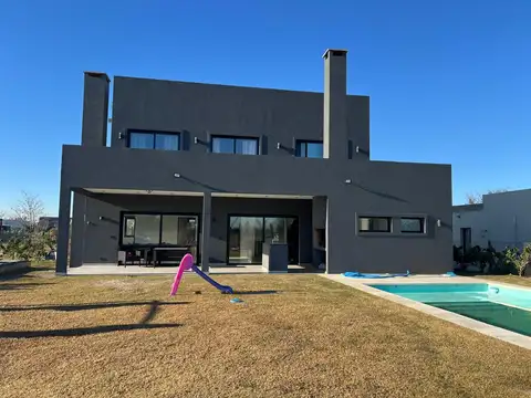 Casa en Venta en La Pista, USD 220.000