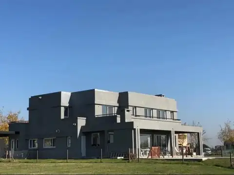 Casa en Venta en Puertos - Barrio Marinas, USD 710.000