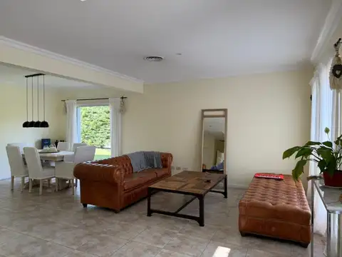 Casa 5 ambientes con 2 baños