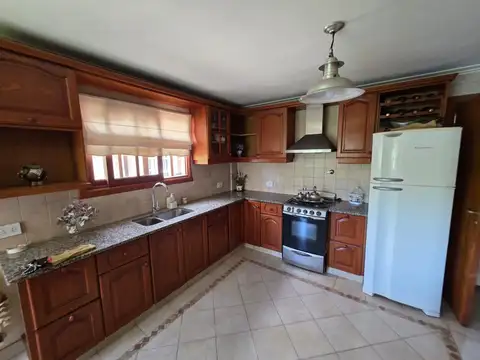 Chalet 5 ambientes en barrio San Geronimo