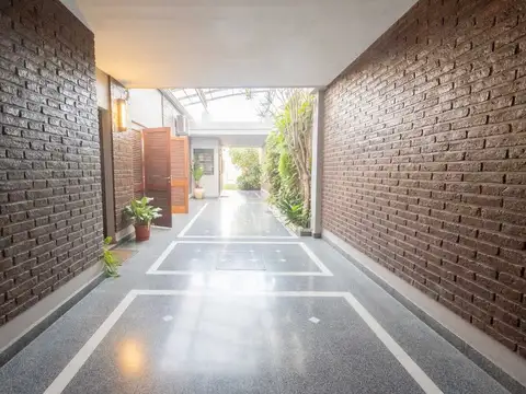 Casa 8 ambientes con 3 baños