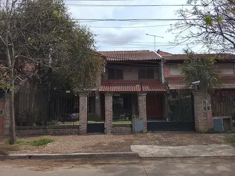 Casa Chalet 5 Ambientes en Venta - Castelar Sur