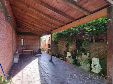 Casa en Alquiler con 2 cocheras