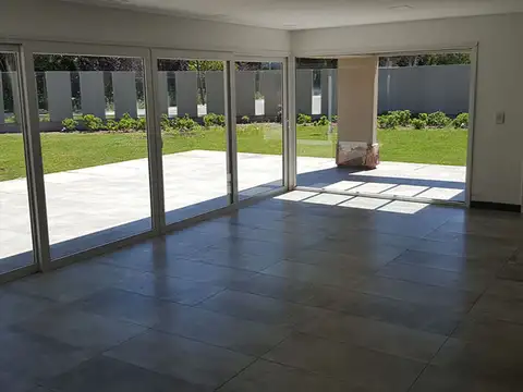 Casa en Venta con 4 cocheras