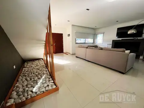 Casa en Venta con 4 cocheras