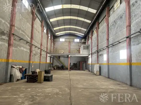 Venta galpón con oficina y baño en Wilde