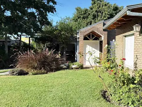VENTA / CASA / QUINCHO / AMPLIO JARDÍN / PILETA /