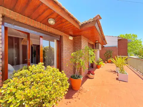 P.H. 3 ambientes con escritorio, patio y terraza · San Juan