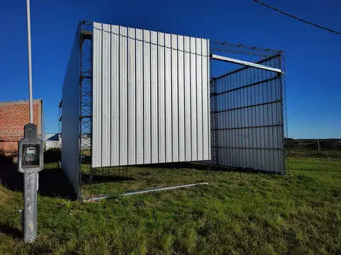 Terreno con estructura para galpón en barrio industrial de Villa Elisa ER