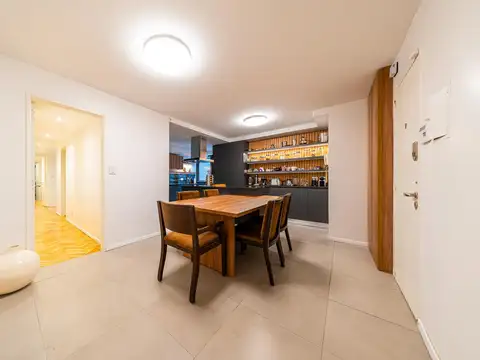 Venta. Departamento reciclado a nuevo de 3 dormitorios con cochera - Martin, Rosario.