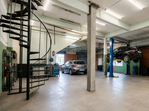 LOCAL ESQUINA COMERCIAL SOBRE AV. ILLIA | 367 m² Cubiertos | Local + Oficinas + Depósito
