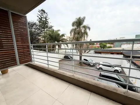 Departamento 2 ambientes con cochera en excelente ubicación.