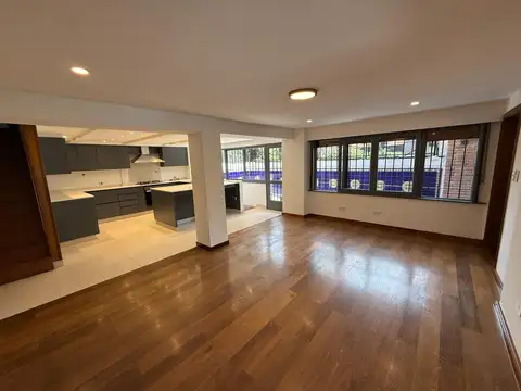 Casa en Alquiler con 2 cocheras