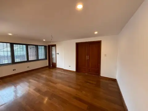 Casa en Alquiler con 2 cocheras
