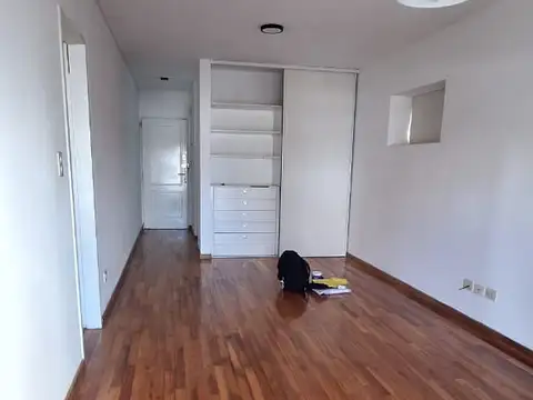 Amplisimo monoambiente con cocina separada y balcon