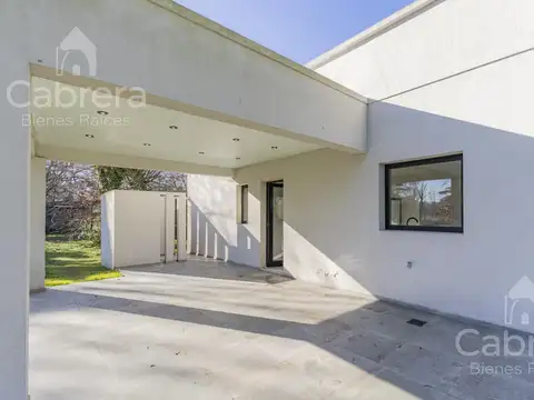 Casa 4 ambientes con 2 baños