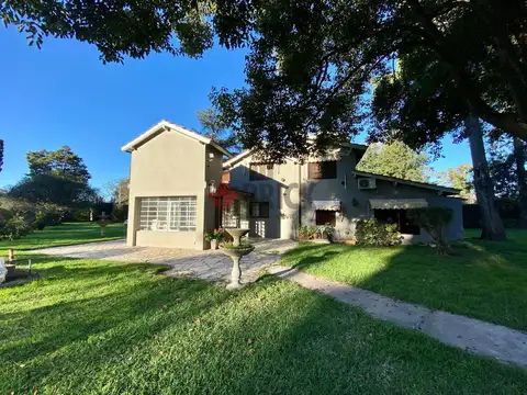 Casa 8 ambientes con 4 baños