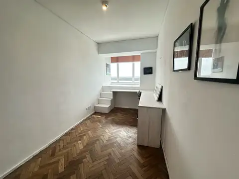 Departamento de tres dormitorios con vista al rio, cochera y baulera