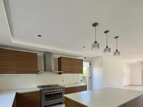 Casa 7 ambientes con 3 baños