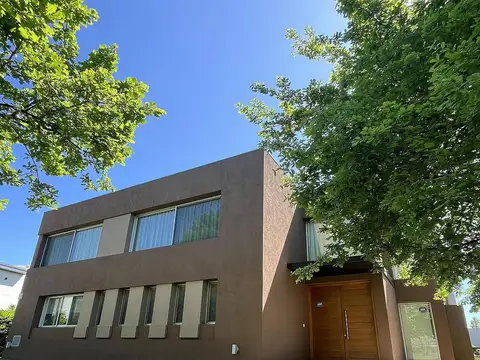 Moderna Casa en Venta en Ayres de Pilar