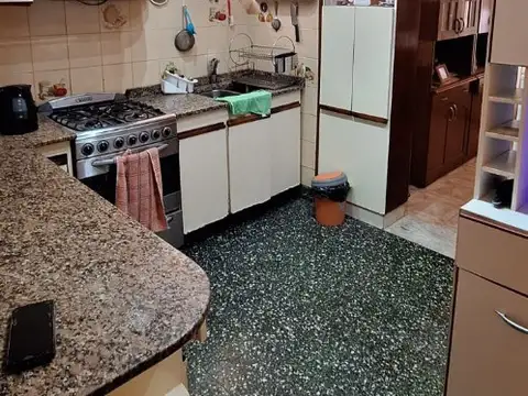 CASEROS.J.DE GARAY AL 5500. 5 AMB. LOTE DE 8.66 X 22 IDEAL 2 FAMILIAS. MUY BUEN ESTADO